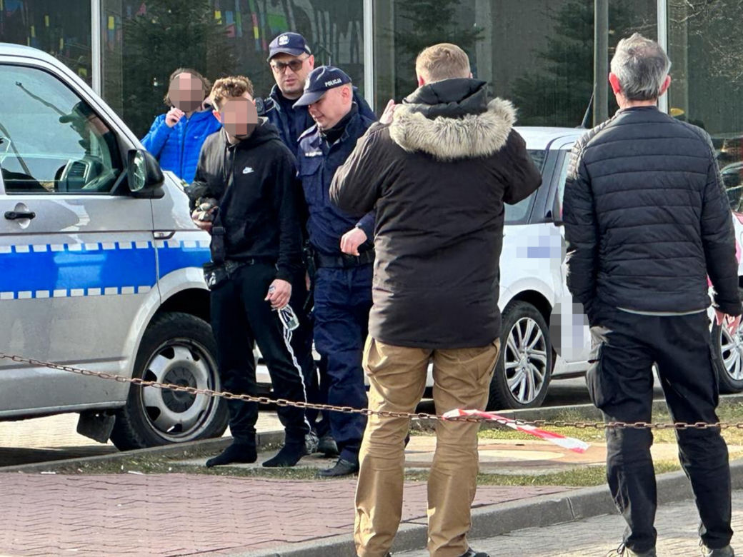 Szokujące sceny przy siedzibie Polsatu w Warszawie. Mężczyzna przyciągnął uwagę wszystkich przechodniów