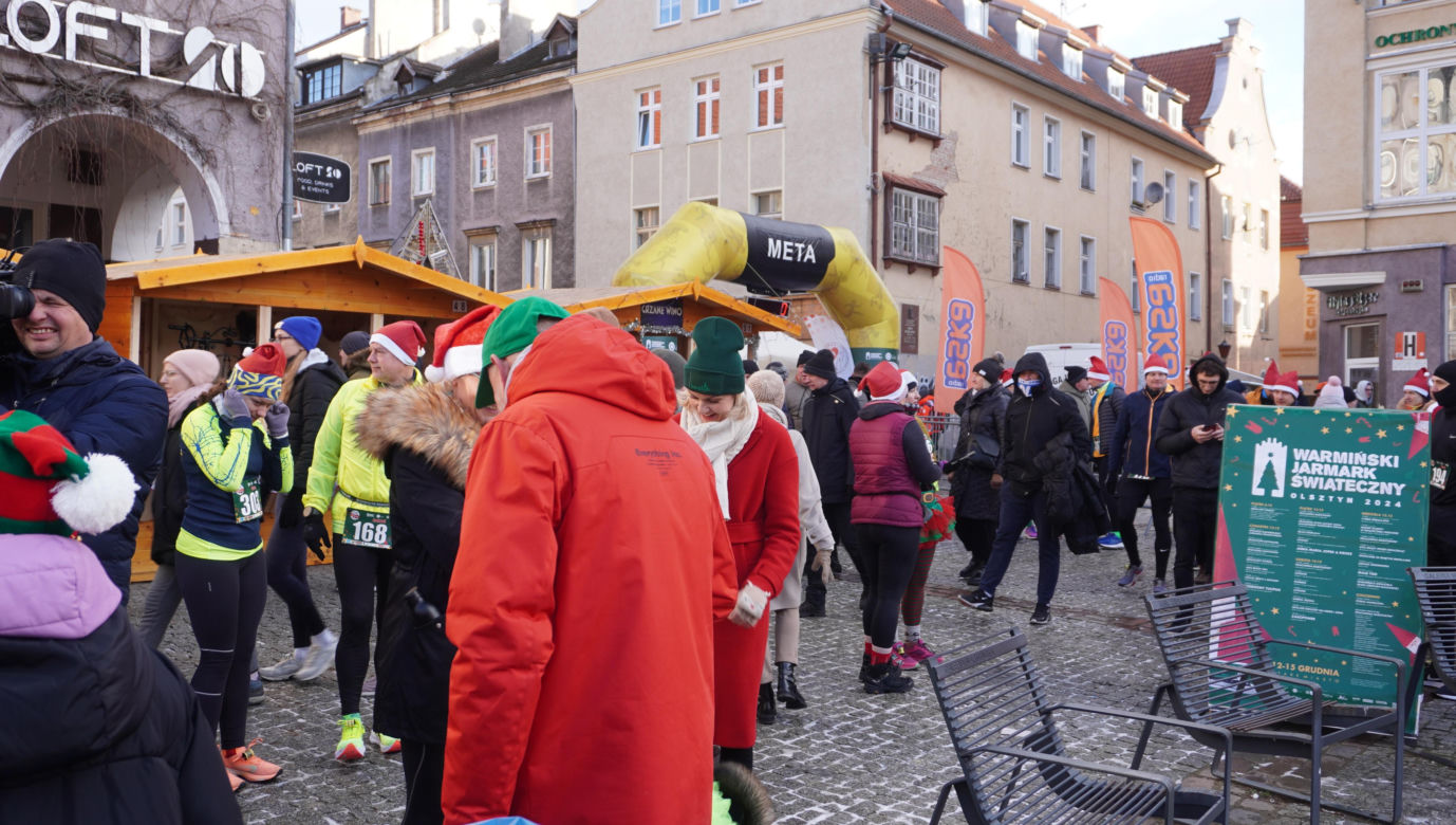 Bieg Mikołajów w Olsztynie. Około 400 osób pobiegło w charytatywnym celu [ZDJĘCIA]