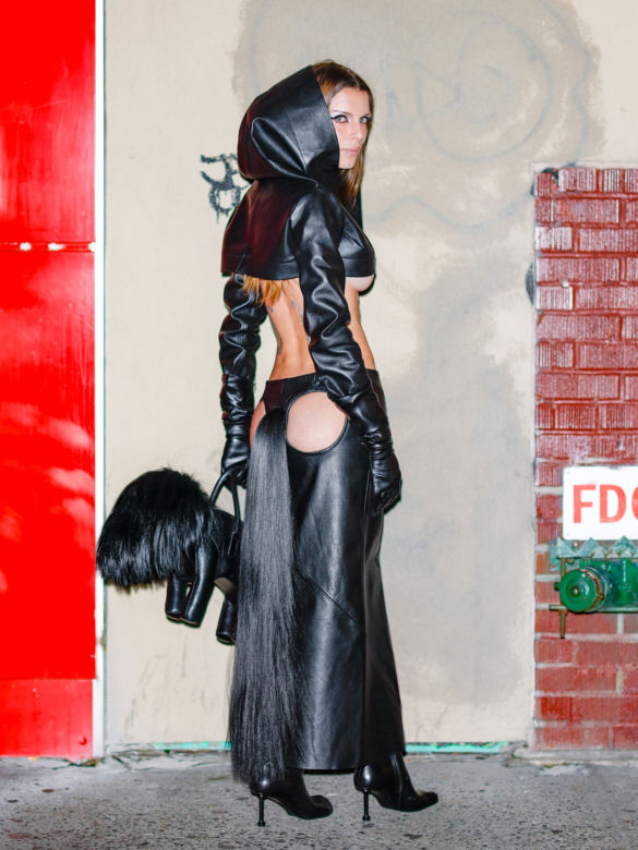 Kiedyś zastąpiła Kim Kardashian, teraz przebrała się za konia. Pokazała też gołą pupę TO MAM