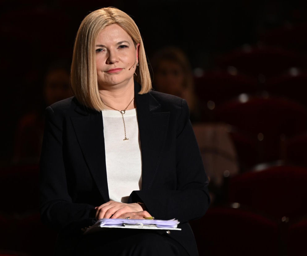 Senator Monika Piątkowska w czarnym żakiecie trzyma notatki. O wyborach w Krakowie przeczytasz na SE Polityka.