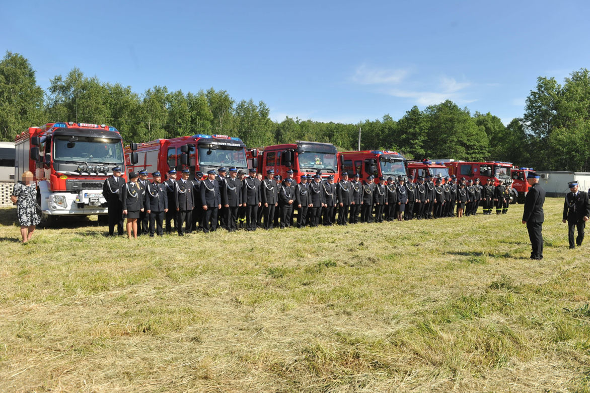 Srebrny orzeł prowadził Arka w ostatniej drodze. Poruszający gest policjantów i strażaków
