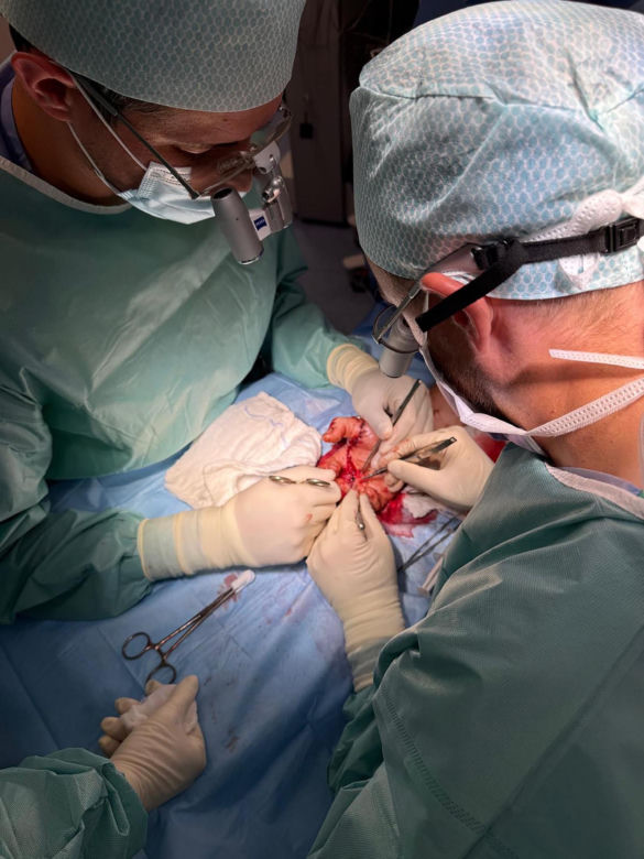 Lekarze z 5 Wojskowego Szpitala Klinicznego w Krakowie przyszyli oderwany kciuk panu Wojciechowi