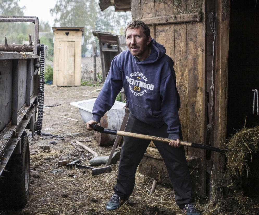 Rolnicy. Podlasie. Andrzej ledwo wyszedł z obory. Komentarz: Grunt na wysokości szyi [WIDEO]
