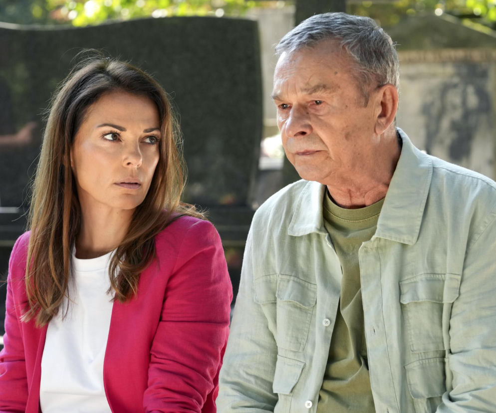 Kasia Sadowska (Katarzyna Glinka) i Czesław (Marian Jaskulski) z Barw szczęścia, siedzą na zewnątrz z zamyślonymi minami. Kasia ma długie, brązowe włosy i różową marynarkę, a Czesław jasną koszulę. Więcej informacji o serialu znajdziesz na Super Seriale.