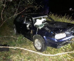 Podegrodzie. Golf dachował w przydrożnych zaroślach. Jedna osoba w szpitalu