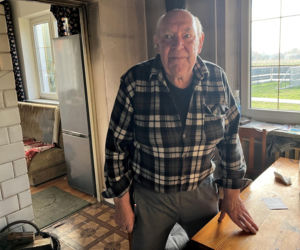 Pan Adam stracił wzrok po śmierci żony. Niespodziewanie zapukali do niego policjanci