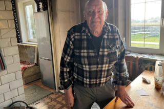 Pan Adam stracił wzrok po śmierci żony. Niespodziewanie zapukali do niego policjanci