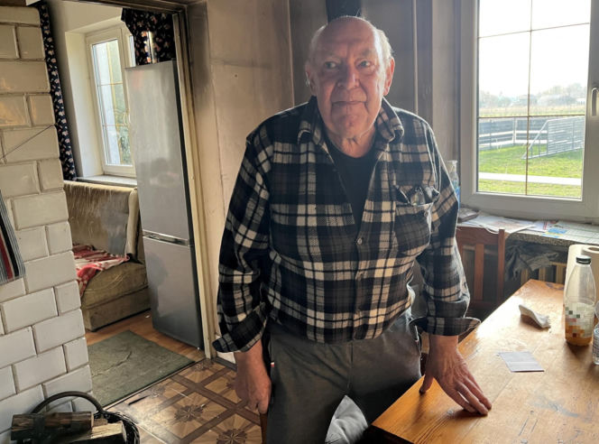 Pan Adam stracił wzrok po śmierci żony. Niespodziewanie zapukali do niego policjanci