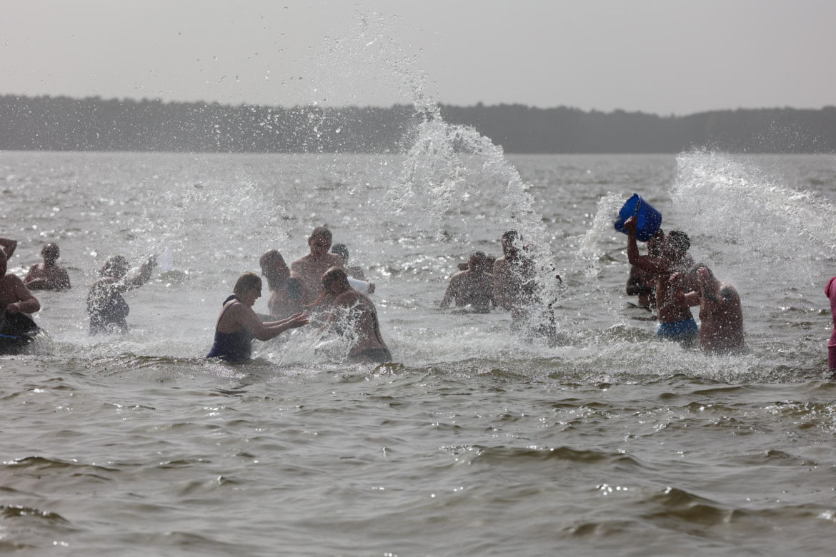 Lany Poniedziałek z lubelskimi morsami. Wiaderka i sikawki poszły w ruch!