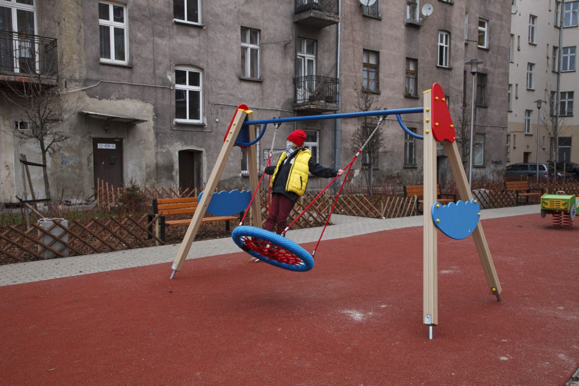 Wyremontowali podwórko z dziwną rzeźbą