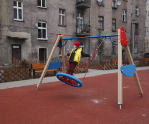 Wyremontowali podwórko z dziwną rzeźbą