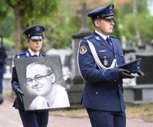 Tłumy pożegnały 23-letniego policjanta. Kacper zginął w tragicznym wypadku w Piasecznie