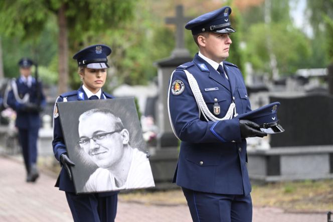 Tłumy pożegnały 23-letniego policjanta. Kacper zginął w tragicznym wypadku w Piasecznie