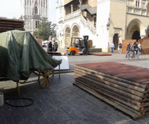 Samochody na Rynku Głównym: Władze Krakowa wydają decyzje niezgodne z prawem napisanym przez... władze Krakowa?