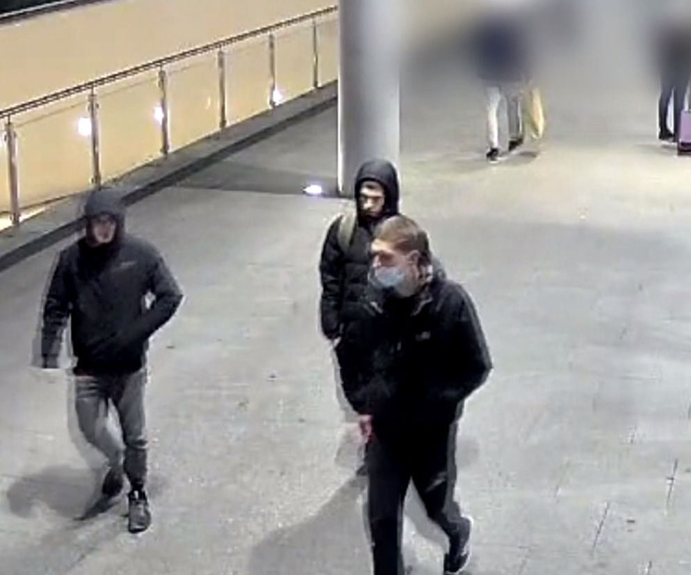 Rozbój pod galerią handlową we Wrocławiu. Wyrwali telefon i grozili pobiciem