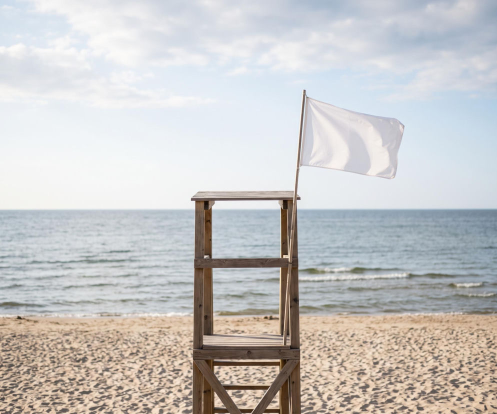 Biała flaga na wieży ratowniczej nad morzem w Rowach. O warunkach na plażach przeczytasz na Eska Trójmiasto.