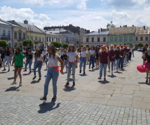 Młodzież z Nowego Sącza zatańczyła przed ratuszem