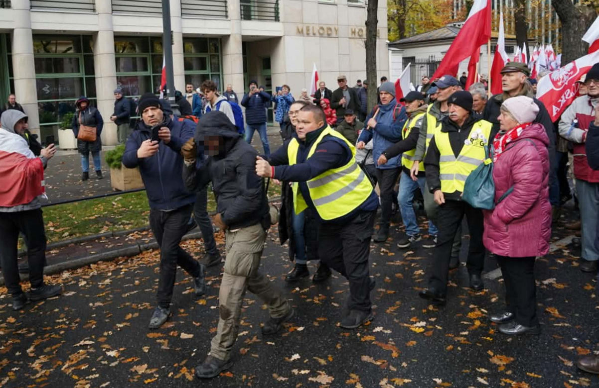 Uderzył kobietę przed Trybunałem Konstytucyjnym. Miał przy sobie nóż, pistolet i narkotyki!