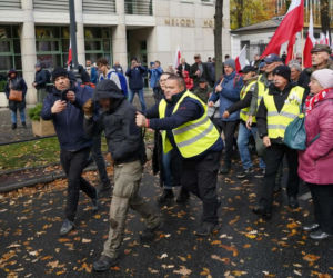 Uderzył kobietę przed Trybunałem Konstytucyjnym. Miał przy sobie nóż, pistolet i narkotyki!