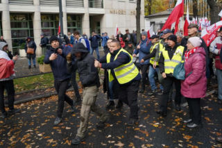 Uderzył kobietę przed Trybunałem Konstytucyjnym. Miał przy sobie nóż, pistolet i narkotyki!