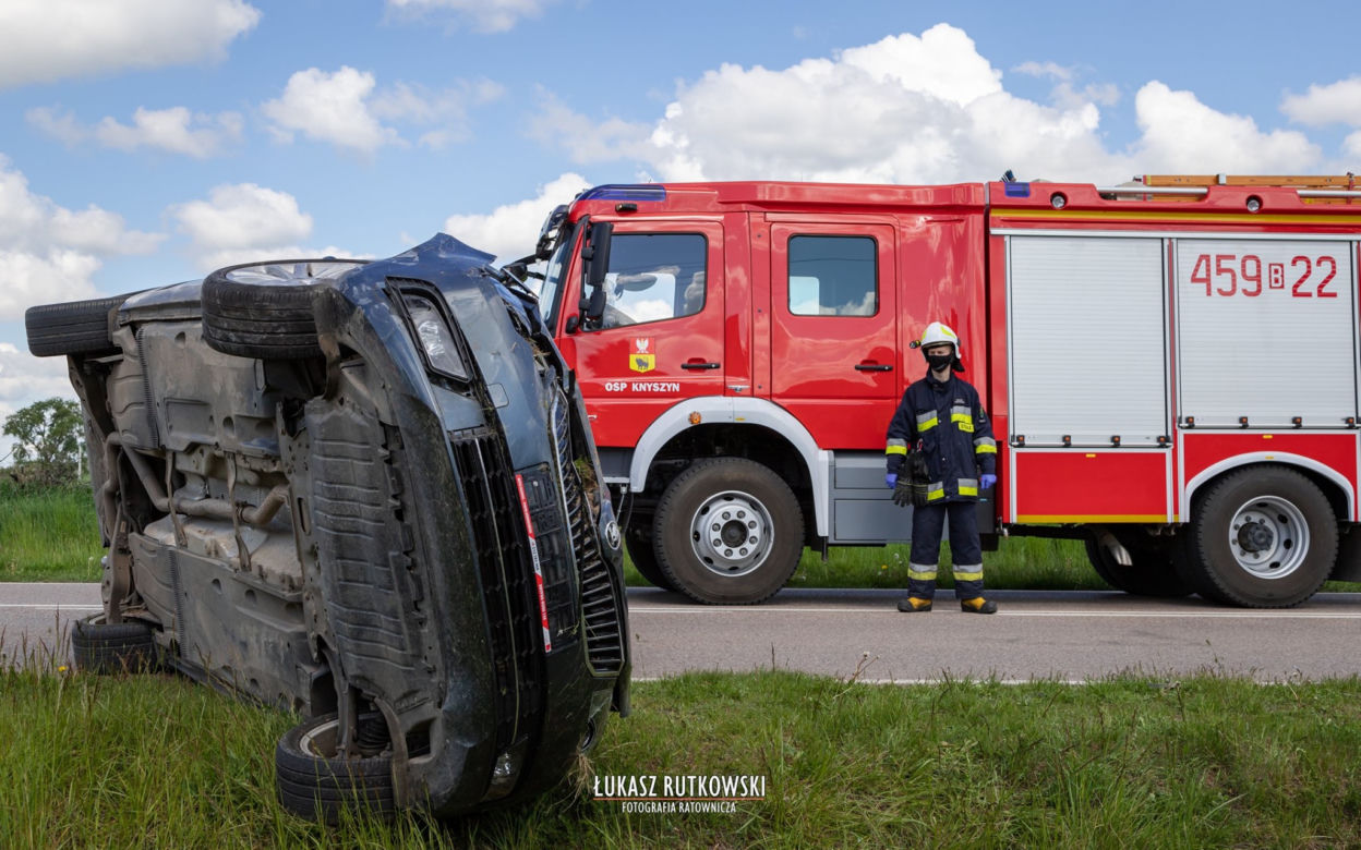 Knyszyn. Groźnie wyglądająca kolizja. Skoda Superb leżała na boku