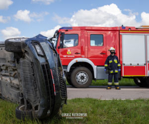 Knyszyn. Groźnie wyglądająca kolizja. Skoda Superb leżała na boku