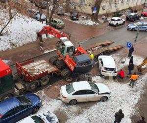Koparka przewróciła się na 3 samochody