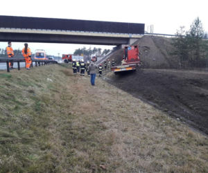 Ciężarówką wjechał w nasyp