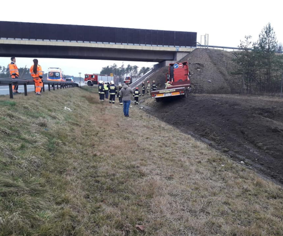 Ciężarówką wjechał w nasyp