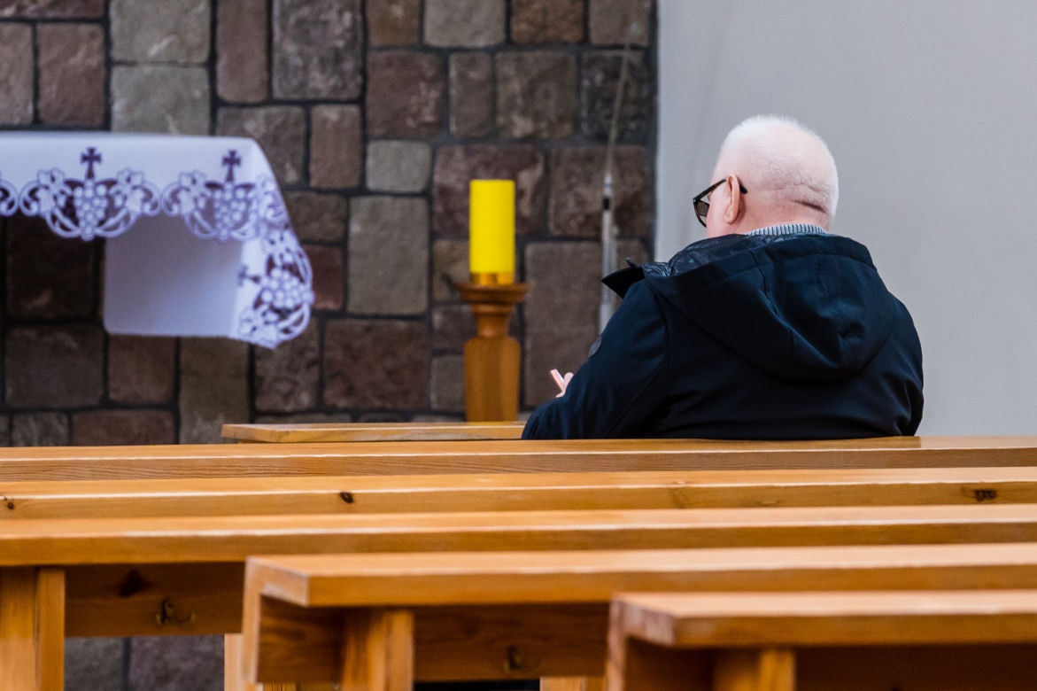 Lech Wałęsa w pustym kościele. Nie boi się koronawirusa