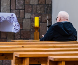 Lech Wałęsa w pustym kościele. Nie boi się koronawirusa
