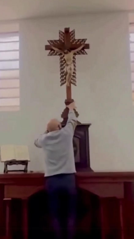 Krzyż spadł na kolejnego księdza. Szopkujące nagranie, co się dzieje?!