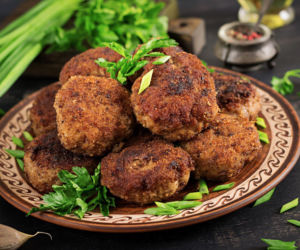 Suchy kotlet mielony to zmora wielu kucharzy. Ten nietypowy trik sprawi, że będą miękkie i wilgotne