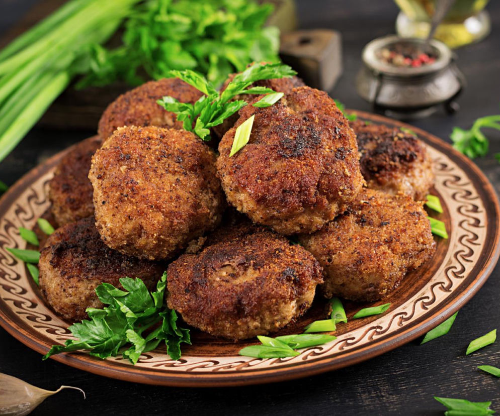 Kotlety mielone są suche jak wiór? Wypróbuj ten prosty trik podczas smażenia, a będą soczyste, jak nigdy dotąd