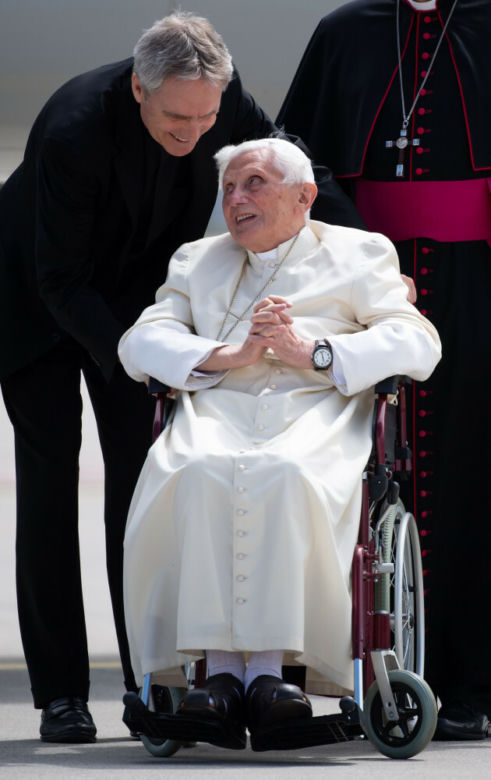 Tak choroba zmieniła Benedykta XVI. Papież emeryt w ciężkim stanie