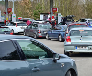 Polacy zadowoleni z obniżki cen paliw