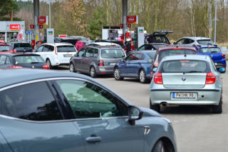 Ceny paliw spadają w całej Polsce. Dobre wiadomości dla kierowców 