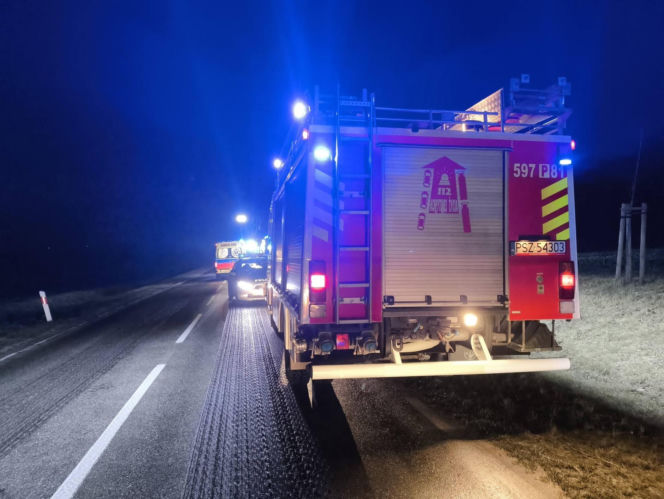 Tragiczne dachowanie na prostej drodze. 18-letni pasażer zginął na miejscu [ZDJĘCIA]