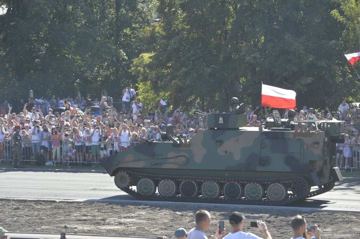 Święto Wojska Polskiego w Warszawie. Tłumy przyszły obejrzeć defiladę