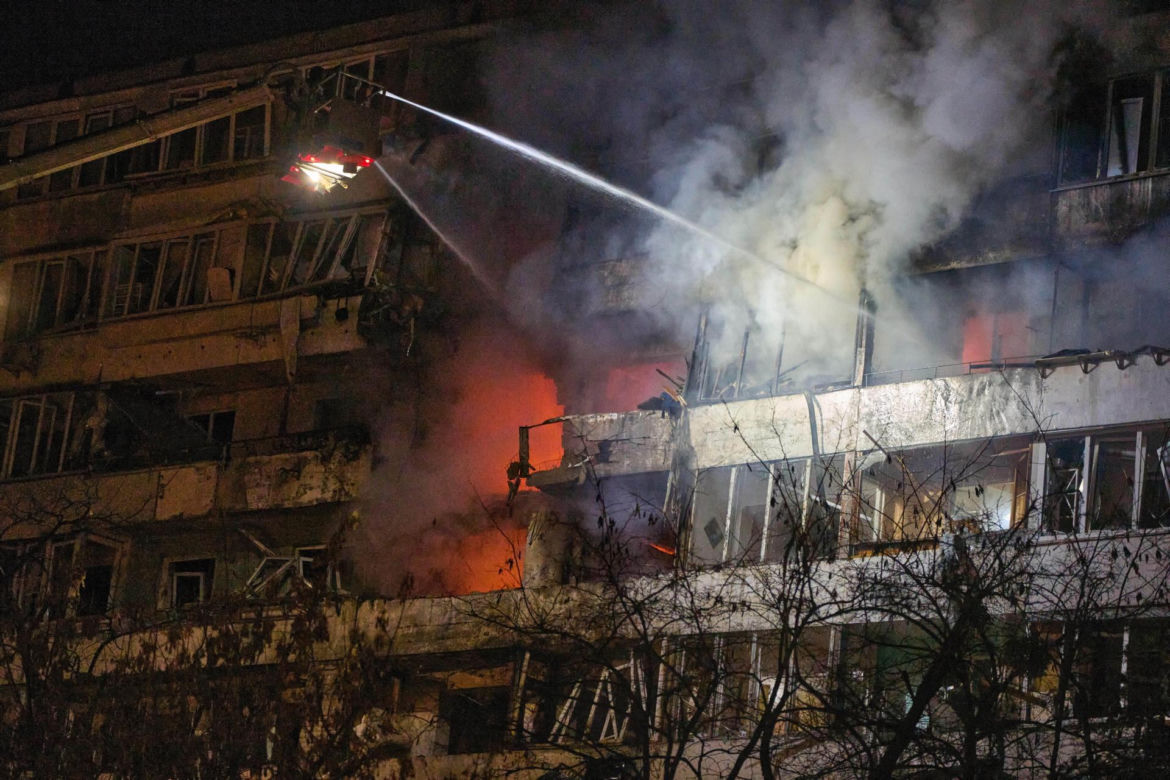 Nocny atak na Kijów! Wielkie eksplozje, płoną bloki