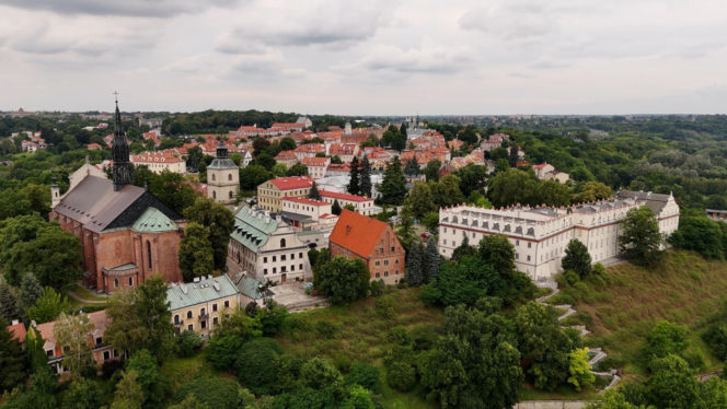 Jedna z najstarszych szkół w Polsce znajduje się w Świętokrzyskiem. Pierwotnie służyła jezuitom
