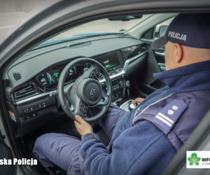 Nowe policyjne radiowozy z hasłem Pomagamy i chronimy” na masce