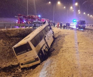 Wypadek na A4. Kierowca autobusu zjechał nagle z drogi i wjechał w bariery energochłonne