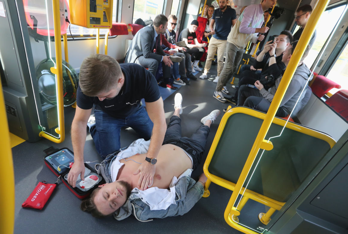 Defibrylator w Szybkiej Kolei Miejskiej ratuje życie pasażerów 