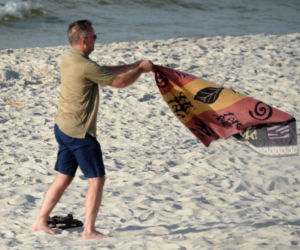 Wiceminister kultury Jarosław Sellin na plaży