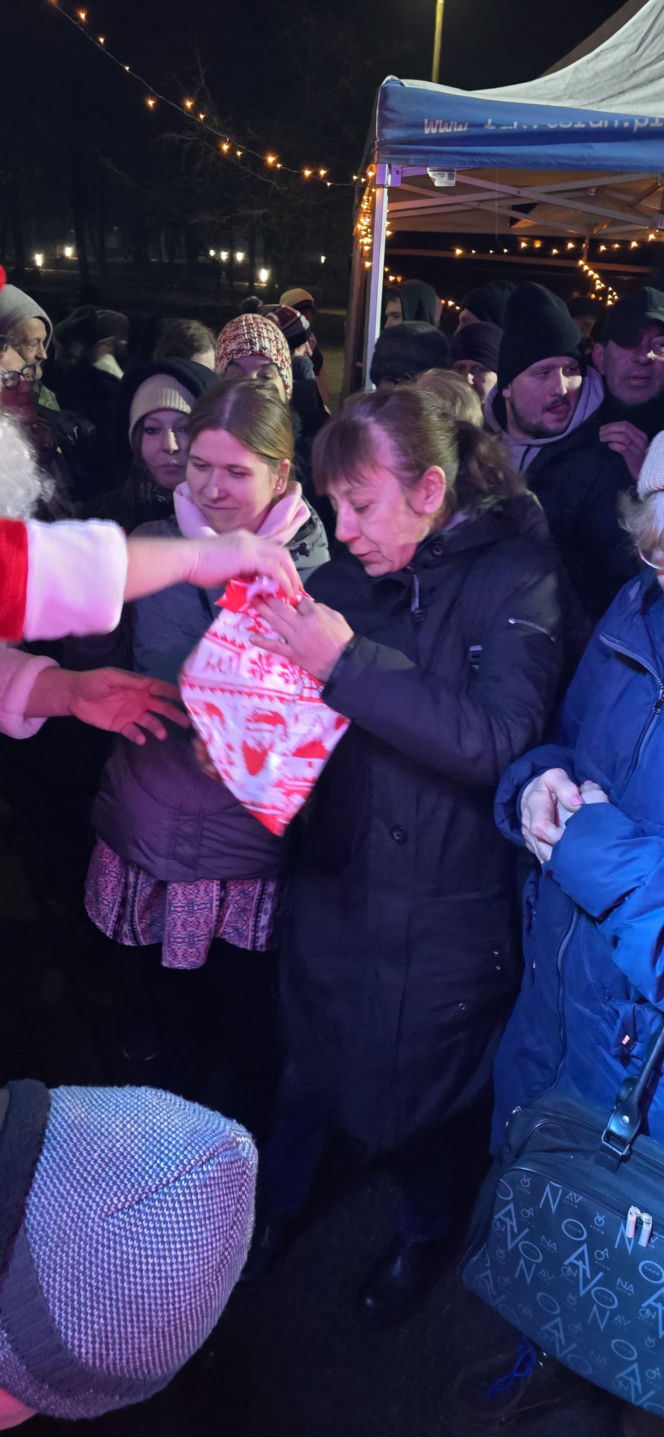 Wigilia w Coffee House Waryńskiego 19. Święty Mikołaj przyszedł do potrzebujących wsparcia