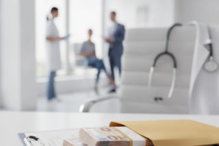Lekarze z limitem zarobków, placówki mają pół roku. Rząd przyspiesza zmiany w NFZ
