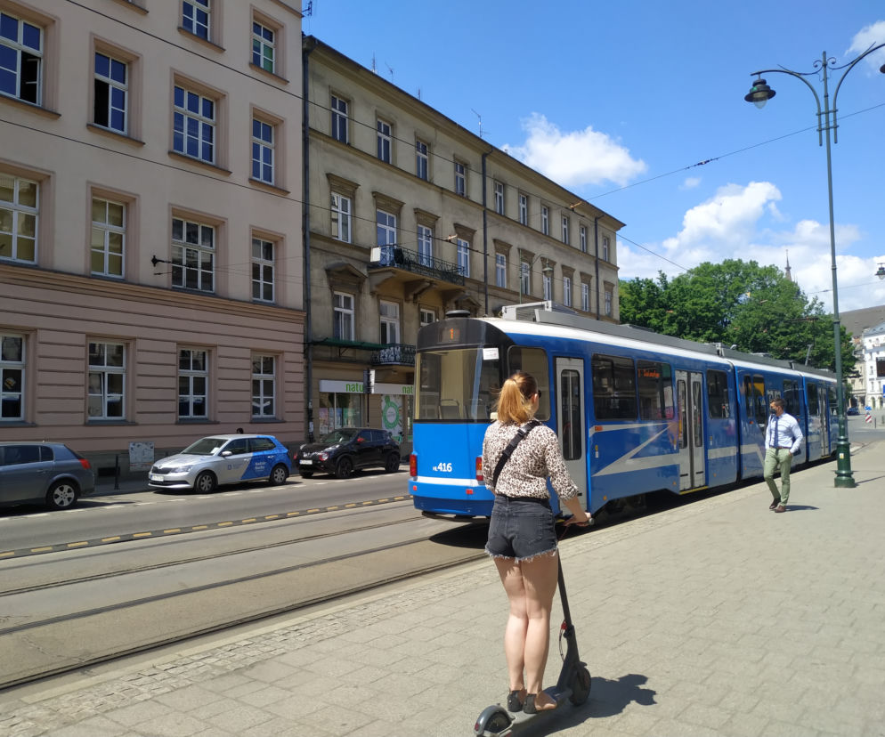 Raport PAS: mniej Krakowian w komunikacji zbiorowej, za to więcej w samochodach