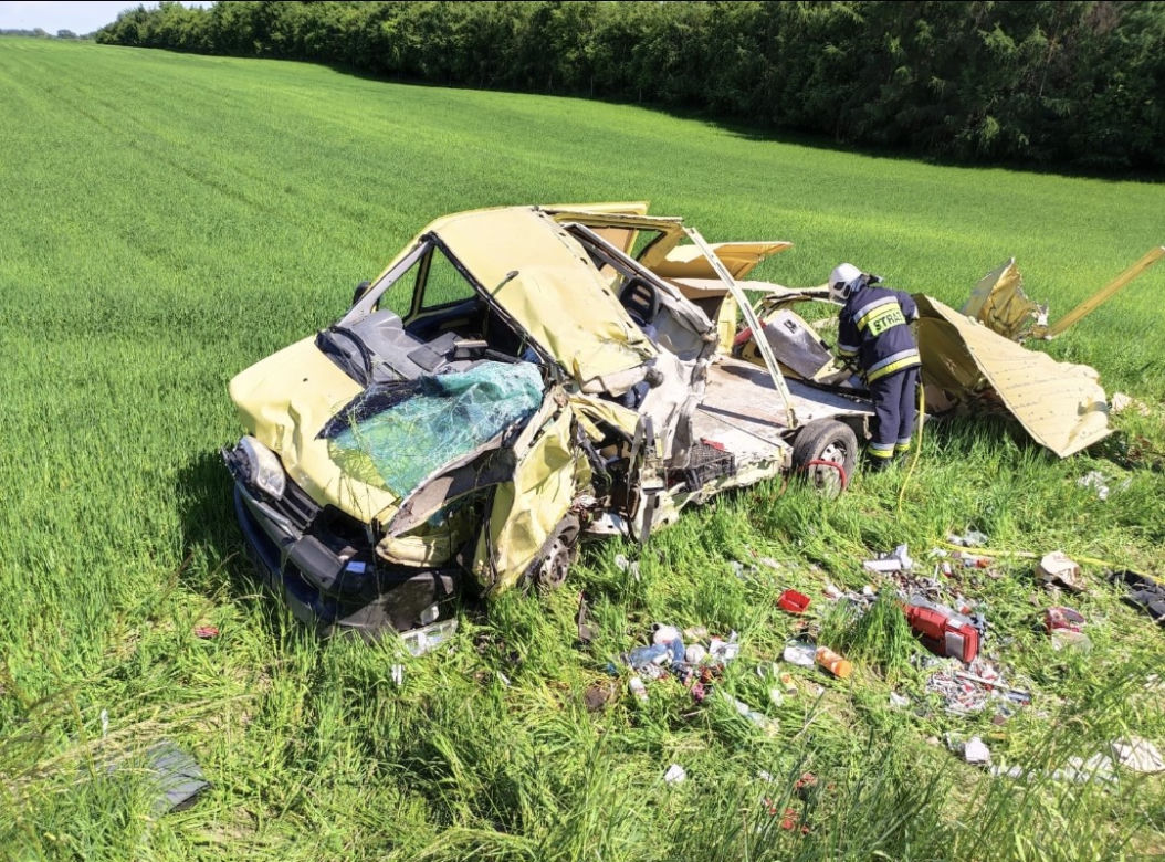 Pękła mu guma i stracił panowanie nad ciężarówką! Paskudny wypadek koło Trzemeszna