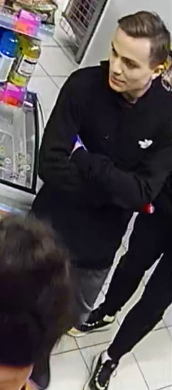 Brutalnie pobili i ograbili 17-latka. Policja publikuje zdjęcia podejrzanych